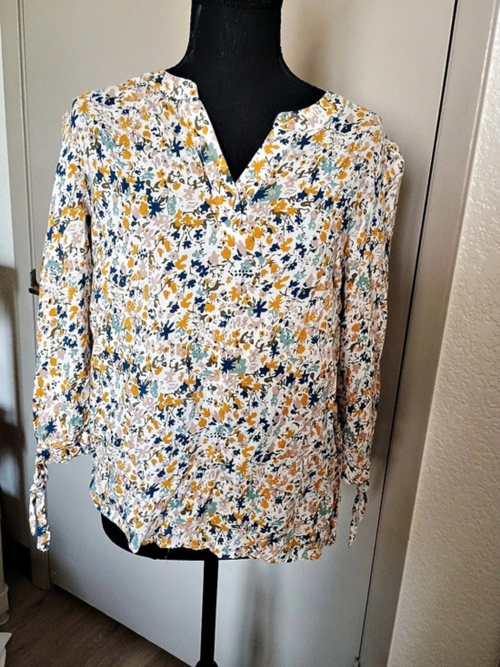 Cynthia Rowley Floral Blouse in White & Blue Size Medium Like New